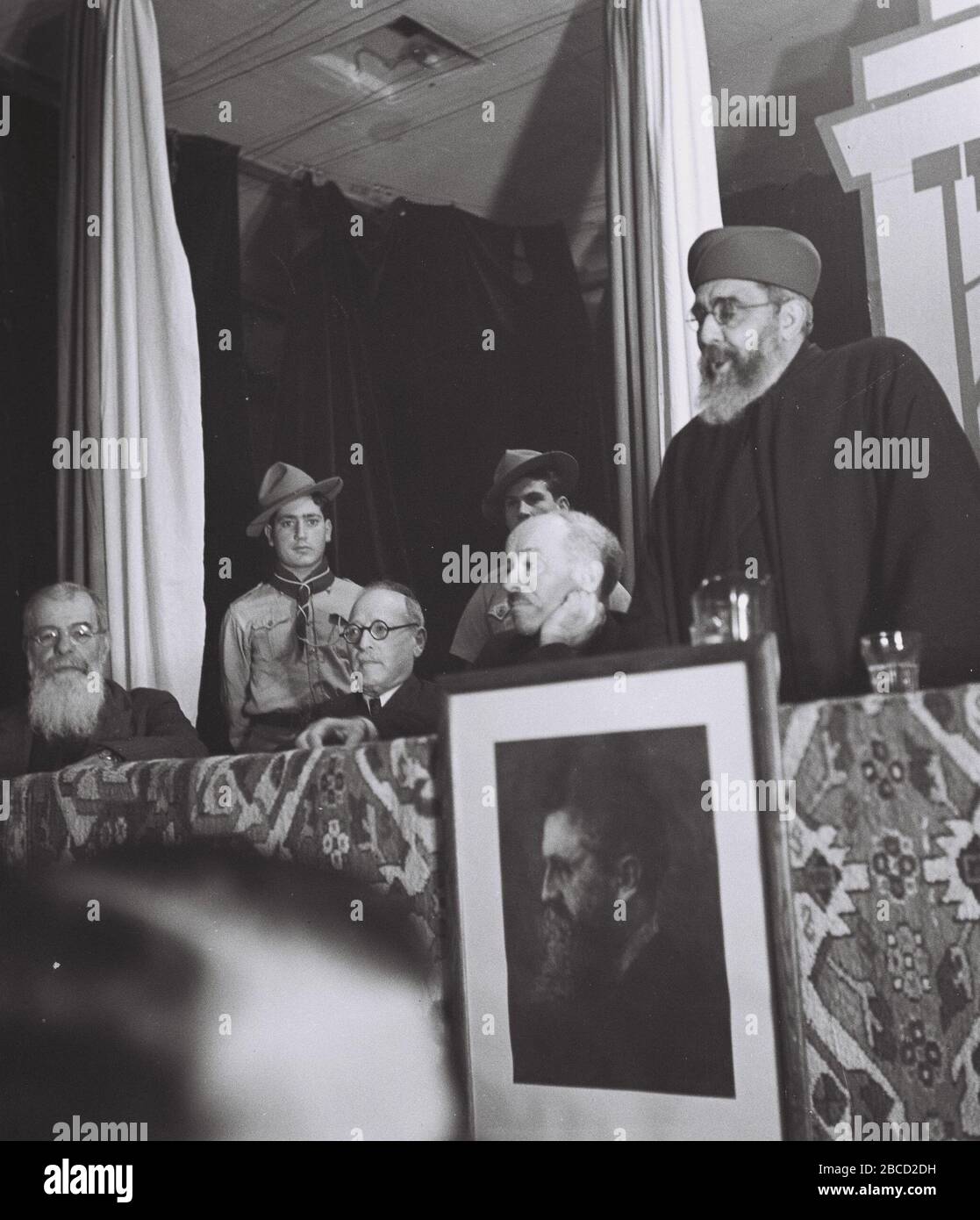 Ingles El Rabino Jefe Meir Uziel Se Dirige A La Manifestacion De Sefardi Para Keren Hayesod En Tel Aviv I E I E C O U E E E E I N O E U I C E E U O O E O I C I U I I I