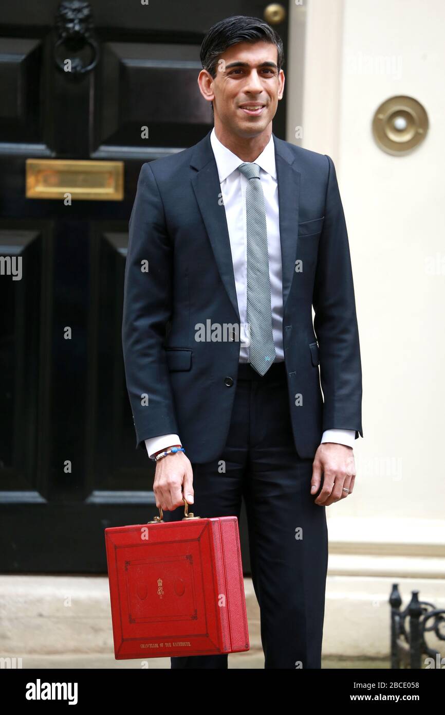11 de marzo de 2020: Rishi Sunak, Canciller del Tesoro, deja la calle Downing no.11 para presentar su presupuesto en la Cámara de los comunes en Londres, Reino Unido. Foto de stock