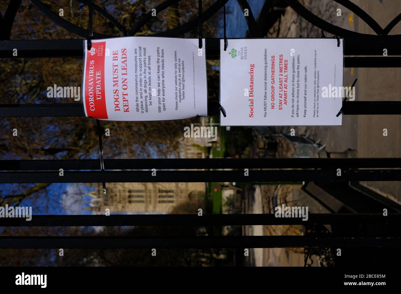 Londres, Reino Unido. 4 de abril de 2020. Señales aparecen en los parques de Londres mostrando reglas de distanciamiento social crédito: Rachel Megawhat/Alamy Live News Foto de stock
