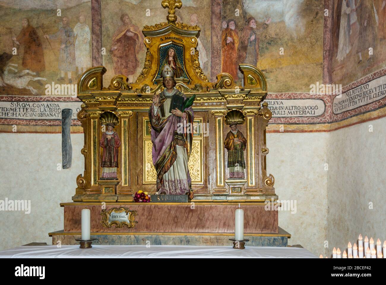 Santuario de San Romedio. Estatua de San Romedio dentro del Santuario. No Valle, Trentino Alto Adige, norte de Italia - provincia de Trento Foto de stock