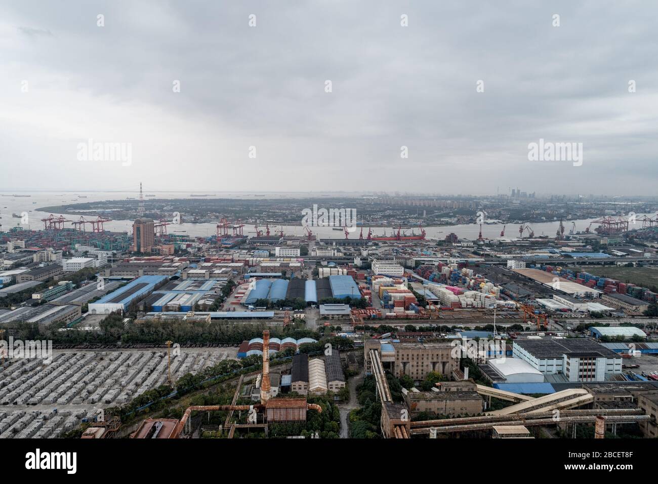vista aérea de la materia prima industrial en el puerto de carga Foto de stock