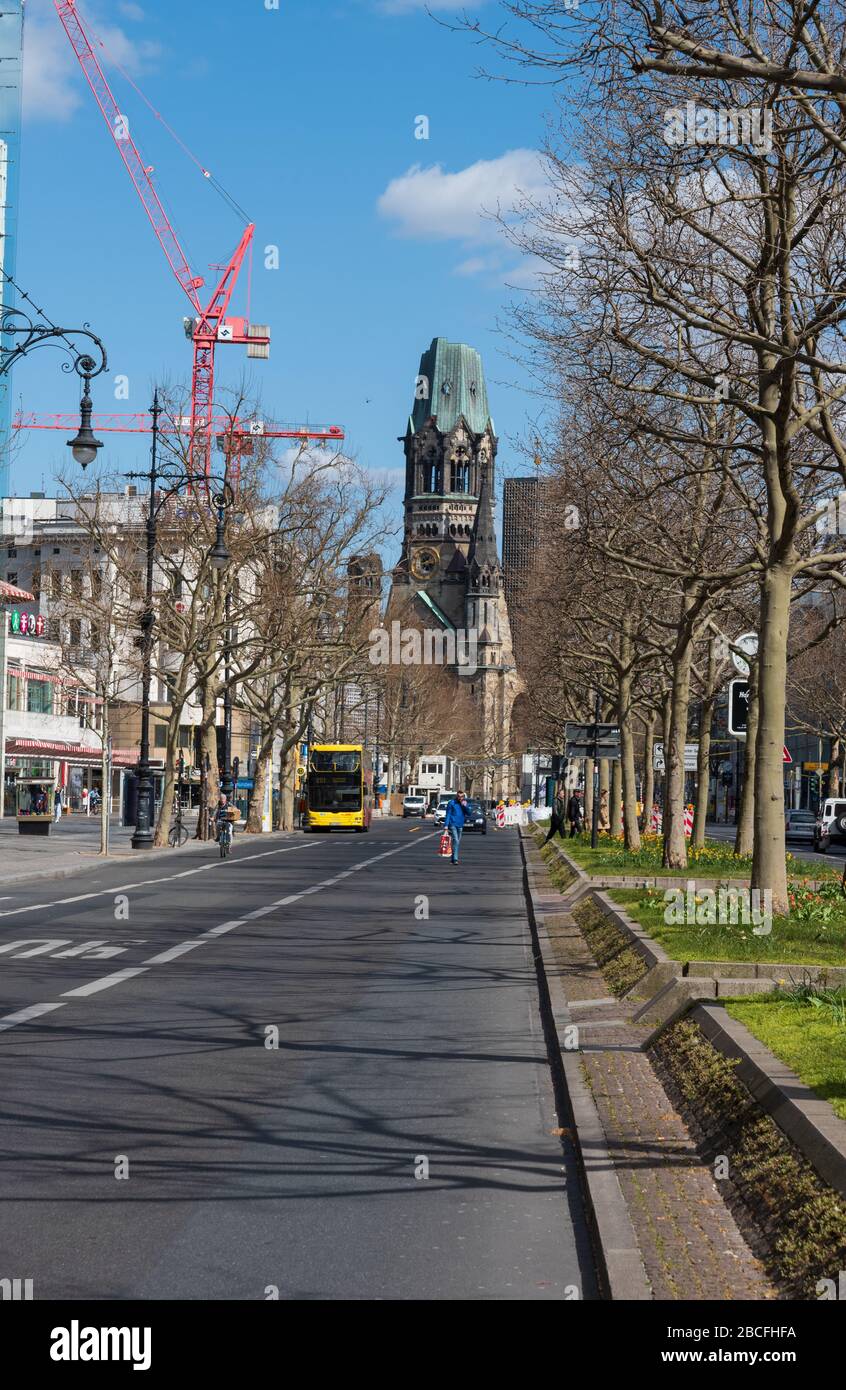 Kurfurstendamm Boulevard en el centro de Berlín abandonado debido al cierre de la pandemia de corona Foto de stock