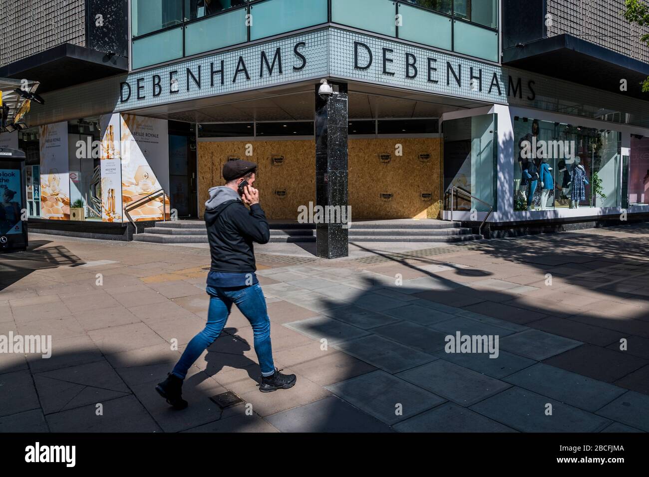 Londres, Reino Unido. 4 de abril de 2020. Debenhams en la calle oxford se sube - UN día soleado y la gente está fuera en números razonables, en toda Londres, para conseguir su ejercicio diario. El "bloqueo" continúa para el brote de Coronavirus (Covid 19) en Londres. Crédito: Guy Bell/Alamy Live News Foto de stock