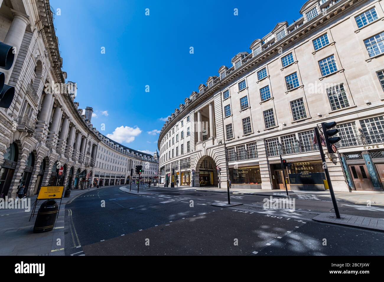 Londres, Reino Unido. 4 de abril de 2020. Regent Street es muy tranquilo, pero no está vacío - UN día soleado y la gente está en un número razonable, en todo Londres, para hacer su ejercicio diario. El "bloqueo" continúa para el brote de Coronavirus (Covid 19) en Londres. Crédito: Guy Bell/Alamy Live News Foto de stock