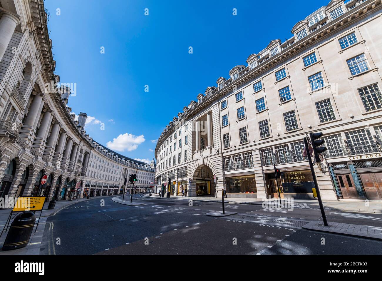 Londres, Reino Unido. 4 de abril de 2020. Regent Street es muy tranquilo, pero no está vacío - UN día soleado y la gente está en un número razonable, en todo Londres, para hacer su ejercicio diario. El "bloqueo" continúa para el brote de Coronavirus (Covid 19) en Londres. Crédito: Guy Bell/Alamy Live News Foto de stock