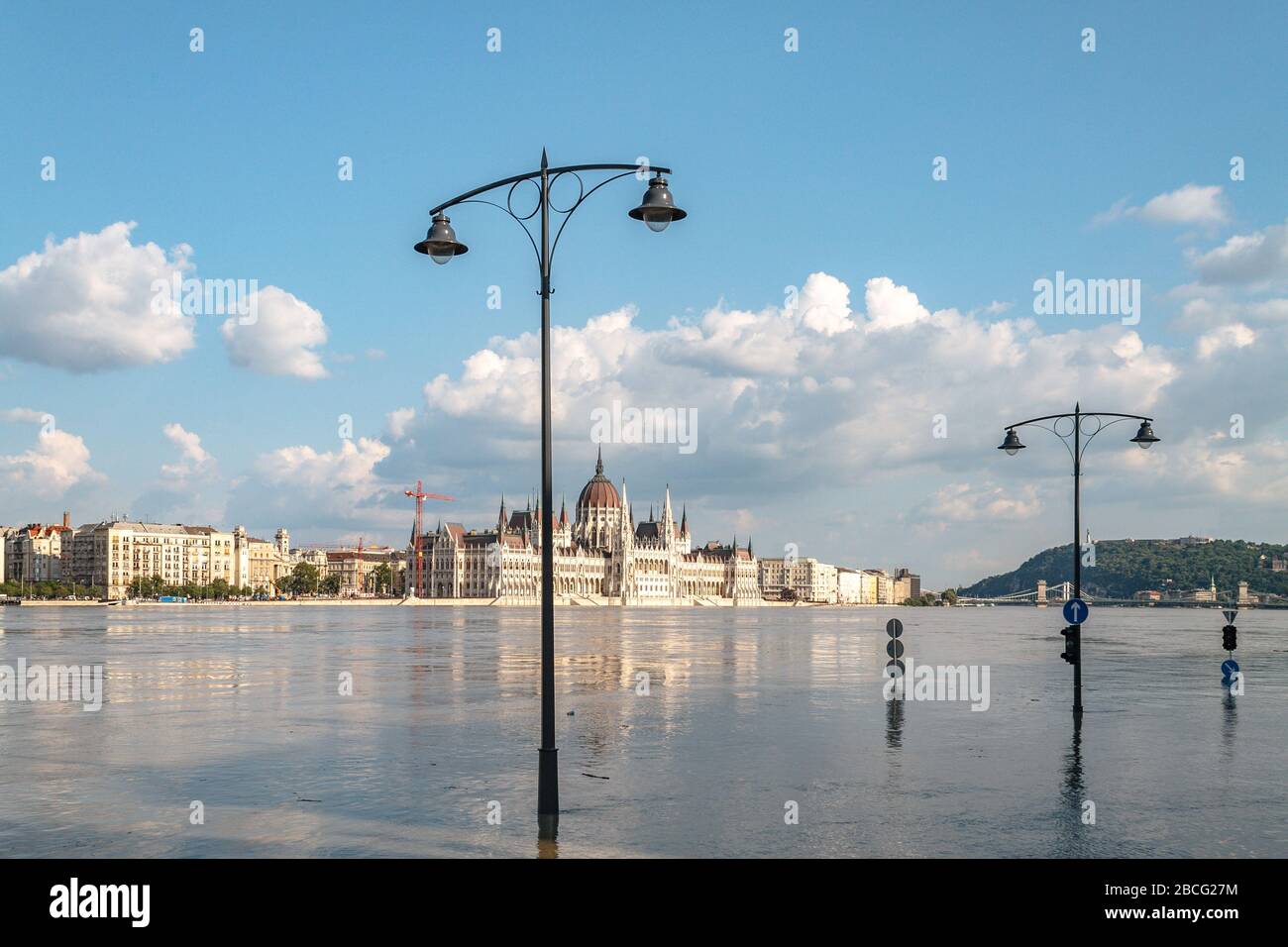 Luces de la ciudad parcialmente sumergidas y el edificio del Parlamento húngaro en la inundación de 2013 en Budapest Foto de stock