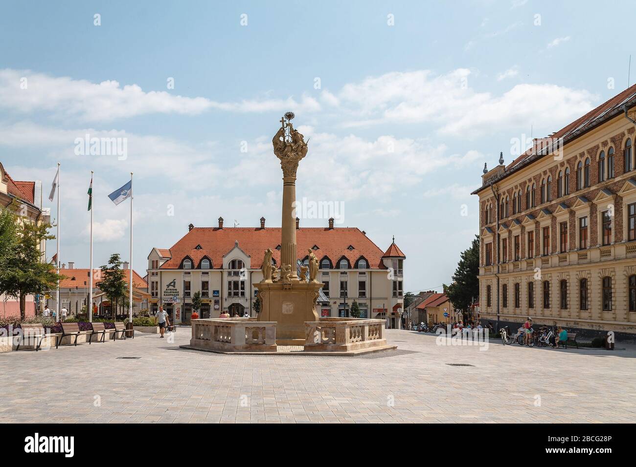 Fo ter (Plaza Principal) en Keszthely, Hungría con una columna de la Santísima Trinidad Foto de stock