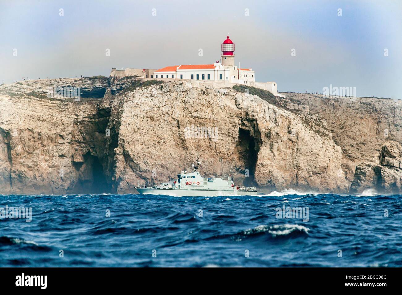 cabo de san vicente con la casa de luz en Portugal en el esquina suroeste de la península ibérica Foto de stock