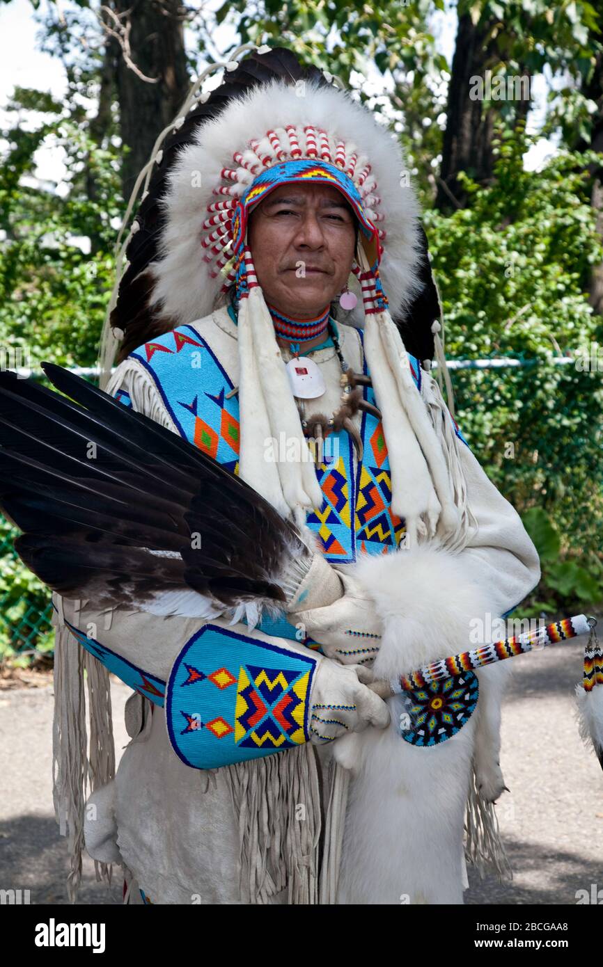 Chamán indio americano en traje ceremonial fotografías e imágenes de alta  resolución - Alamy
