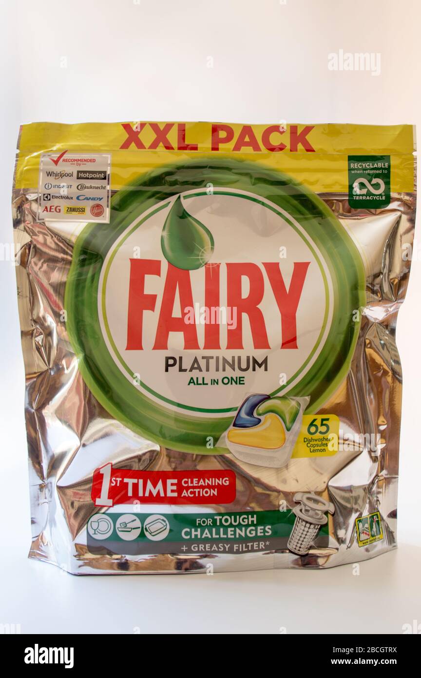 Paquete de gel para lavavajillas Fairy Foto de stock