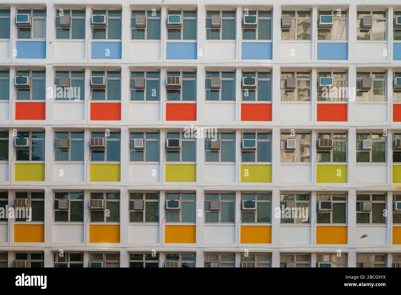 fachada exterior del edificio, fachada colorida de la casa de apartamentos Foto de stock