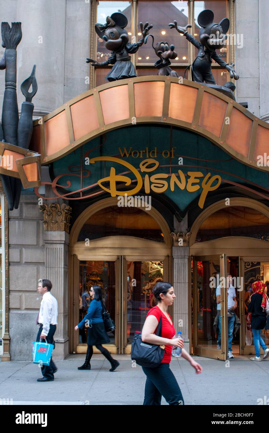 Tienda Disney en Nueva York, Estados Unidos. La ubicación de Disney Store  en Nueva York, NY, ofrece lo último en artículos oficiales de Disney,  incluyendo juguetes y ropa de Disney Fotografía de