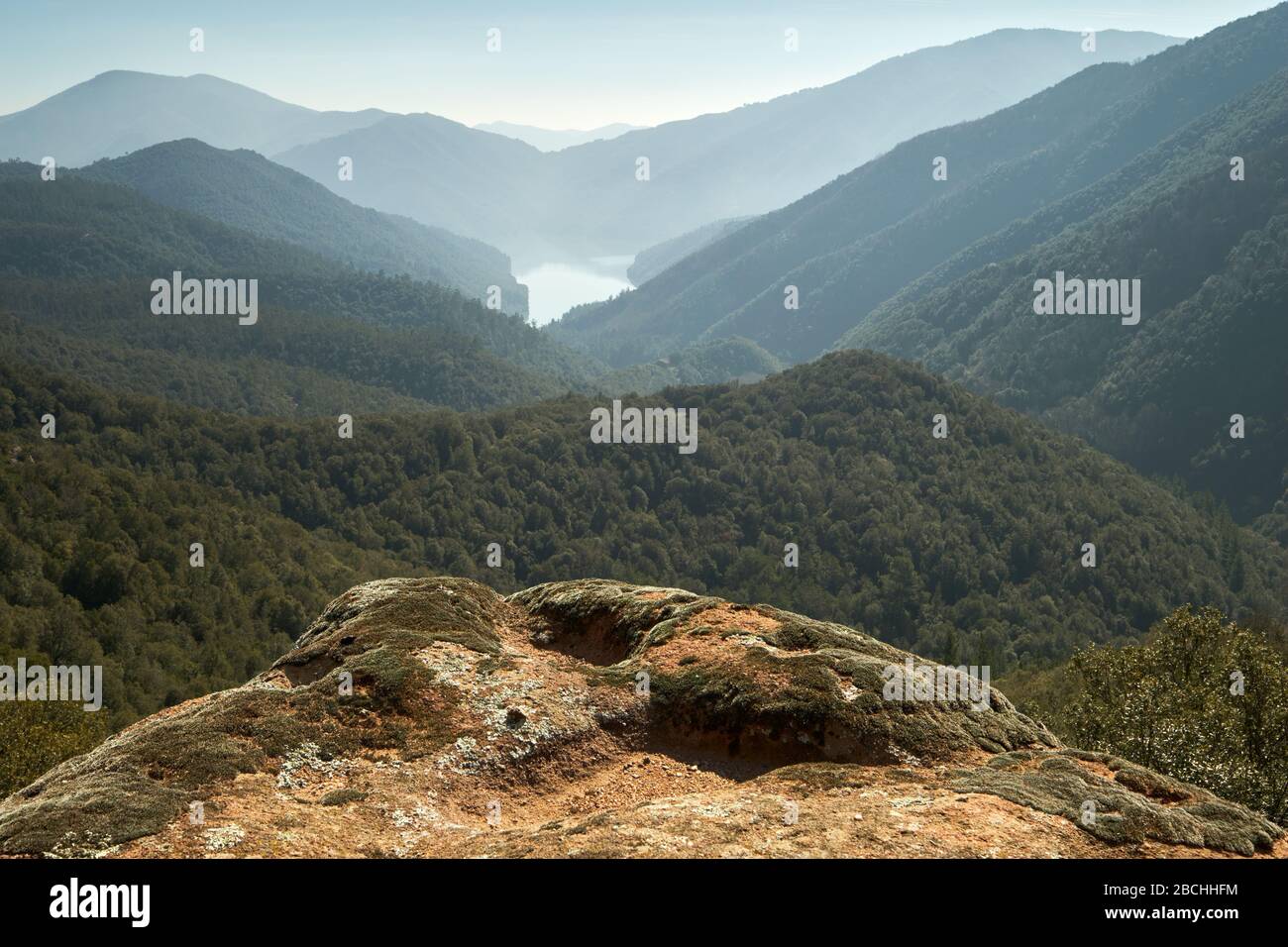 Montañas encadenadas en el valle sobre un meandro del pantano. Foto de stock
