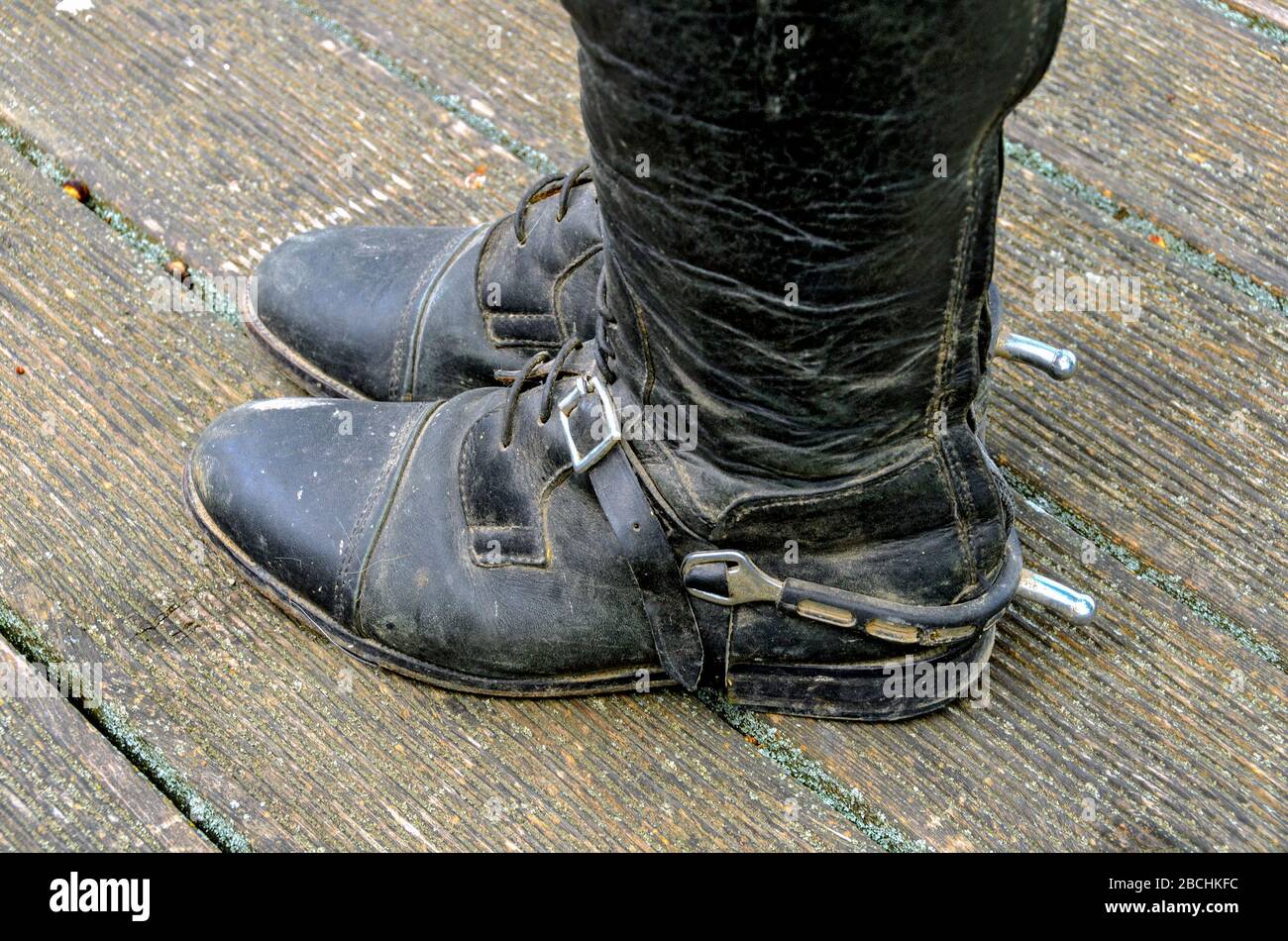 viejas botas de montar negras hechas de cuero con espolones abrochados con  extremos romos cortos Fotografía de stock - Alamy