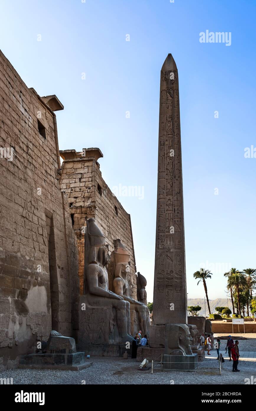 Luxor, Egipto - 15 de enero de 2020: Los turistas en la entrada al Templo de Luxor, un gran complejo de templos antiguos egipcios. Fue consagrado al dios Amon-ra Foto de stock