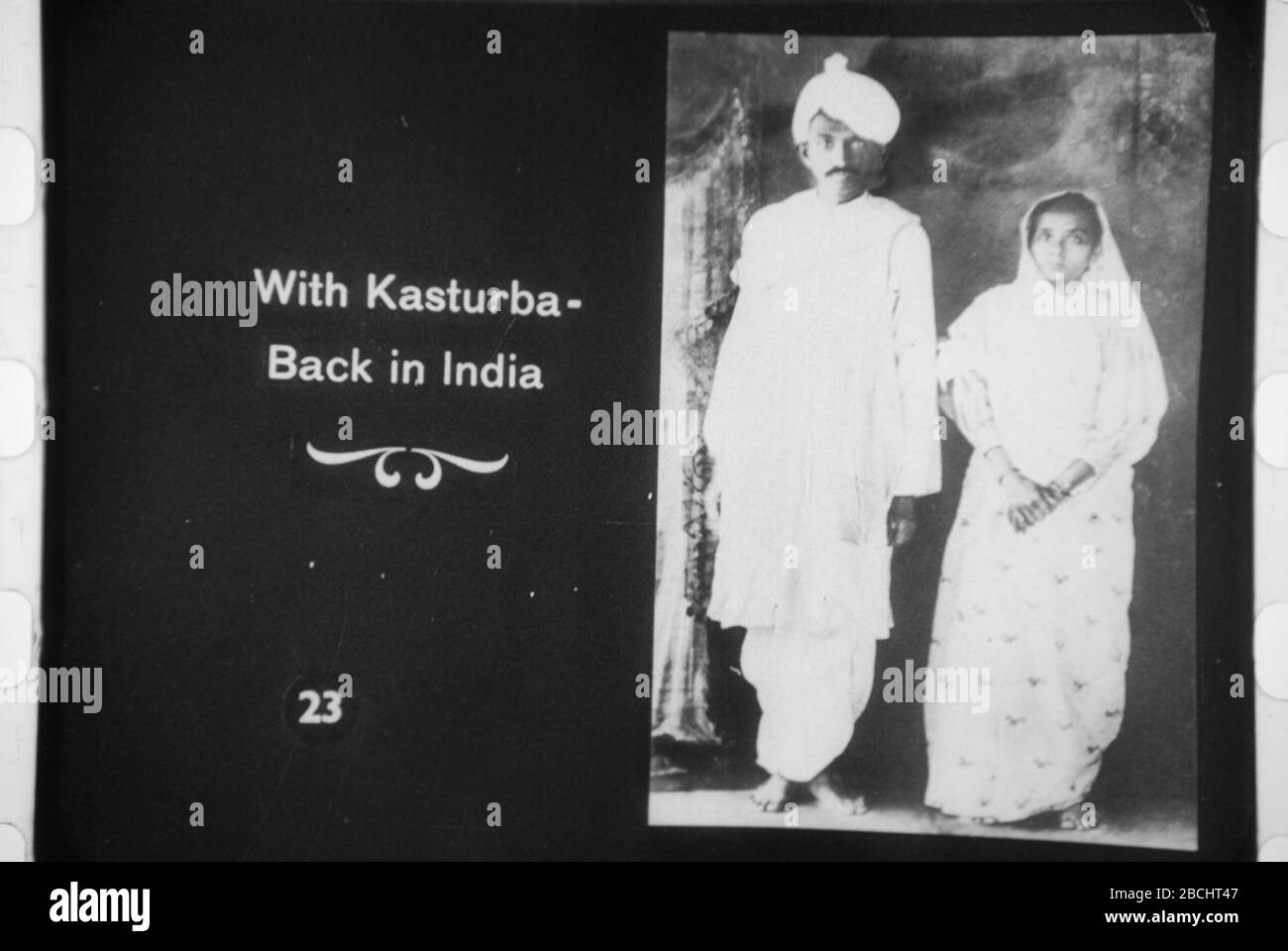 'Gandhi y Kasturba, 1915, India.; 1915; escaneado por Yann (charla). Véase Archivo:Cine Gandhi Smarak Sangrahalaya Samiti.jpg.; Autor desconocido; ' Foto de stock