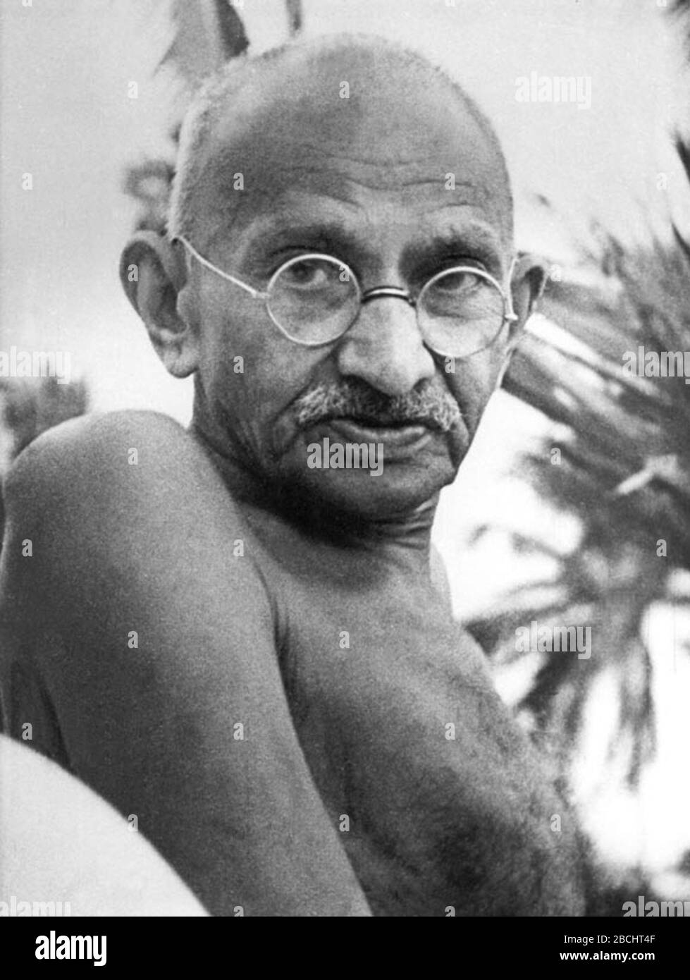 'Mohandas Karamchand Gandhi en Juhu Beach, Mumbai, mayo de 1944.; mayo de 1944; gandhiserve.org; Autor desconocido; ' Foto de stock