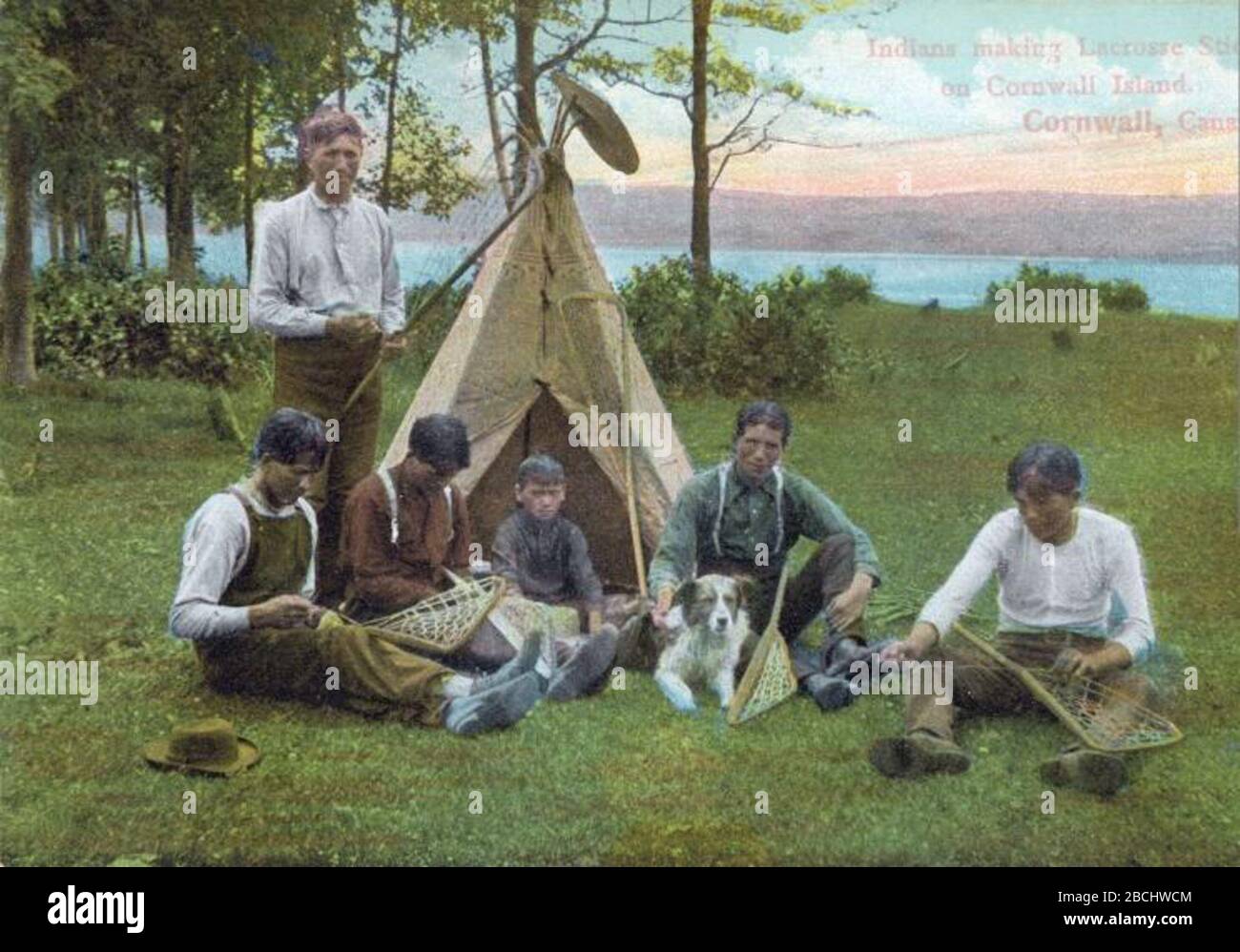 Inglés: Impresión (fotomecánica), aborígenes haciendo palos lacrosse,  Cornwall Island, SOBRE, alrededor de 1910, tinta de color en el papel  montado en la tarjeta - fotolitografía - 8.8 x 12.9 cm Fran√ßais¬†:  Impression (