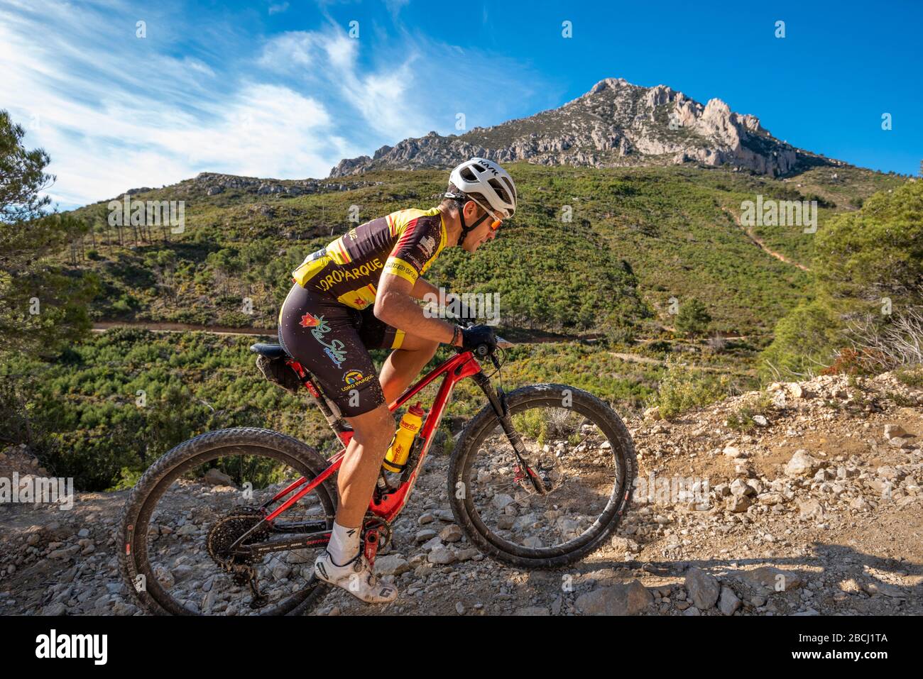 Costa Blanca Bike Race 2020 es una carrera de bicicleta de montaña de tres días de duración en UCI, varias zonas de las montañas de la provincia de Alicante son Foto de stock