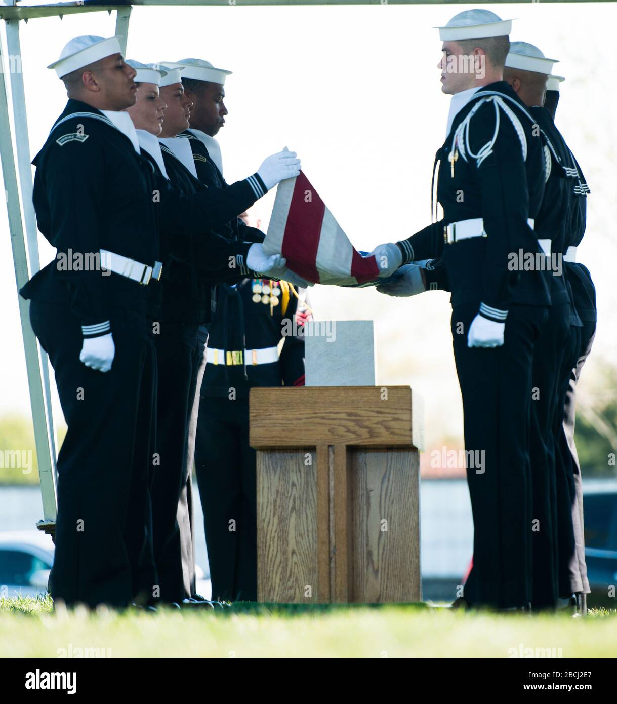 'Los carceleros participan en el servicio de la tumba para el Oficial Petty de la Marina de los EE.UU. 3ra clase Charles Thomas Dougherty en el Cementerio Nacional de Arlington, 18 de abril de 2016, en Arlington, Virginia Dougherty fue inurned en el Tribunal Columbarium de ANC 9. (EE.UU Foto del Ejército Rachel Larue/Cementerio Nacional de Arlington/Rachel Larue); 18 2016 de abril de 09:11; Servicio de la tumba para Oficial de Petty de la Marina de los Estados Unidos de 3ª clase Charles Thomas Dougherty en el Cementerio Nacional de Arlington; Cementerio Nacional de Arlington; ' Foto de stock