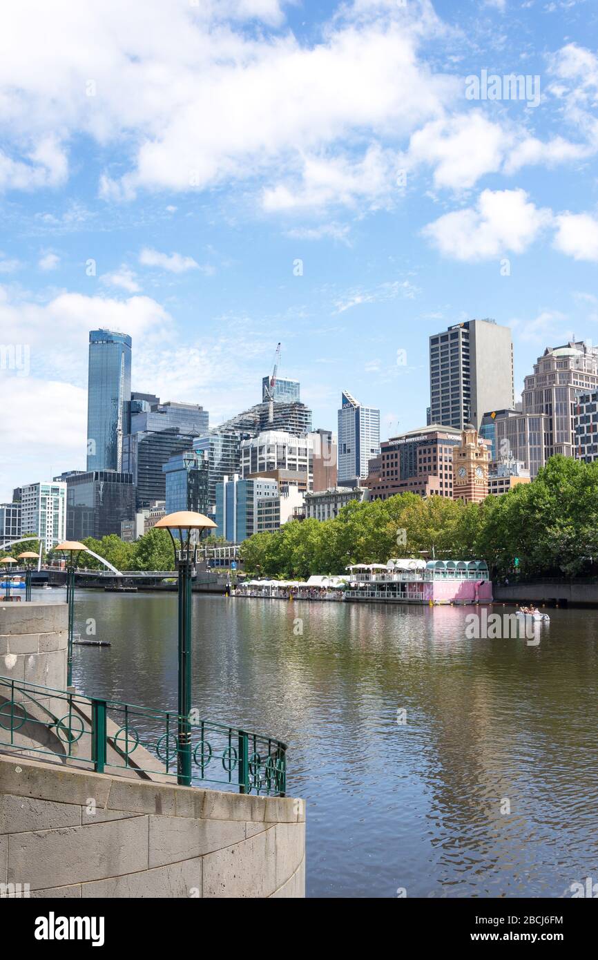 Distrito central de negocios (CBD) desde Southbank Promenade, Southbank, Melbourne, Victoria, Australia Foto de stock