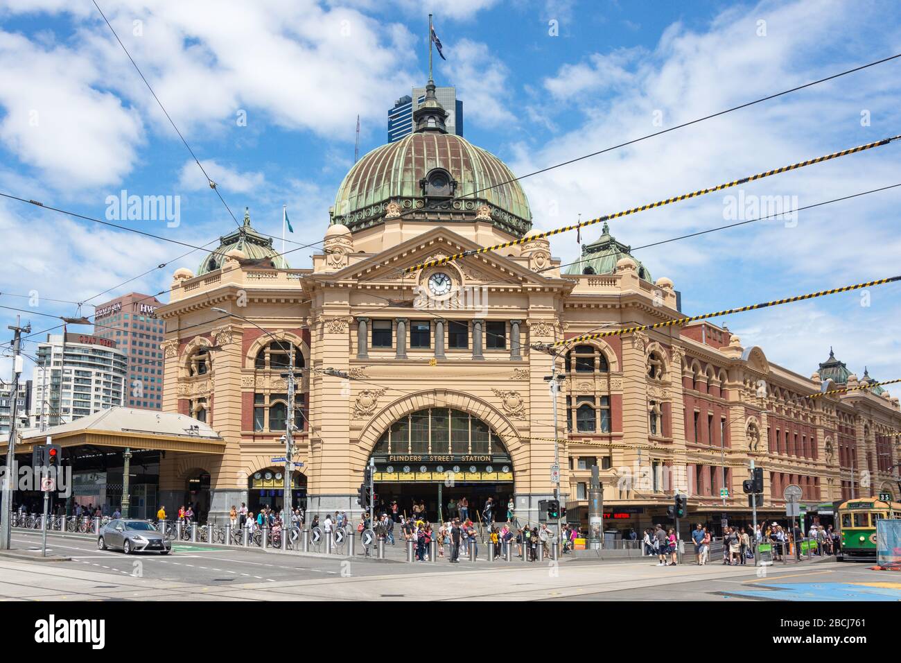 Entrada a flinders street station city melbourne central victo fotografías e imágenes de alta Entrada a flinders street station city melbourne central victo fotografías e imágenes de alta