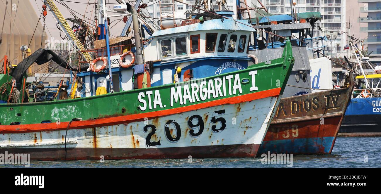 Barcos de pesca chilenos en el puerto de Arica Foto de stock