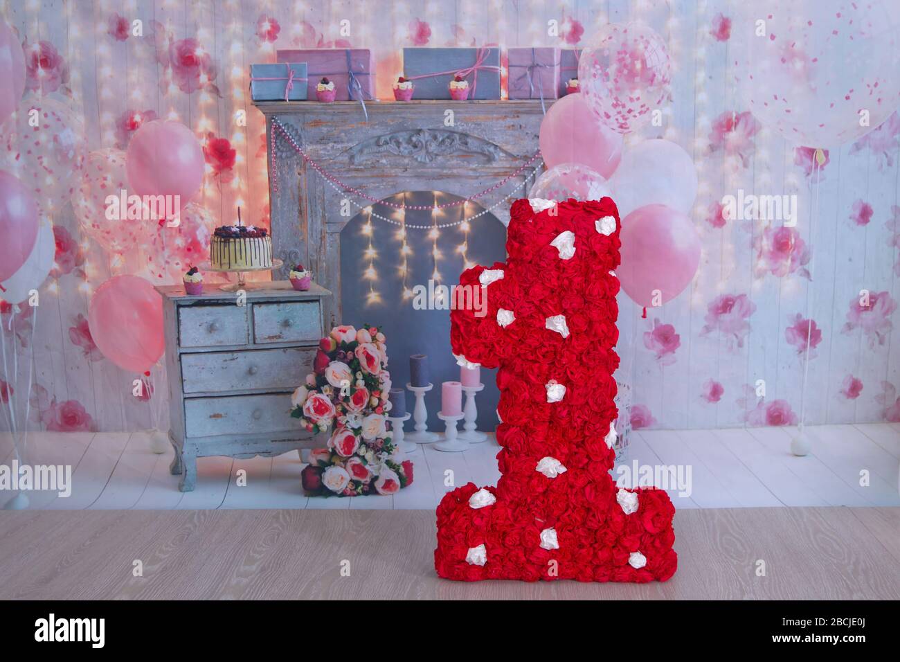 Decoración primer cumpleaños. El número 1 en forma de pinata. Rojo pinata  de 1er cumpleaños . Decoración interior para un niño cumpleaños es de 1 año  en ultra Fotografía de stock - Alamy