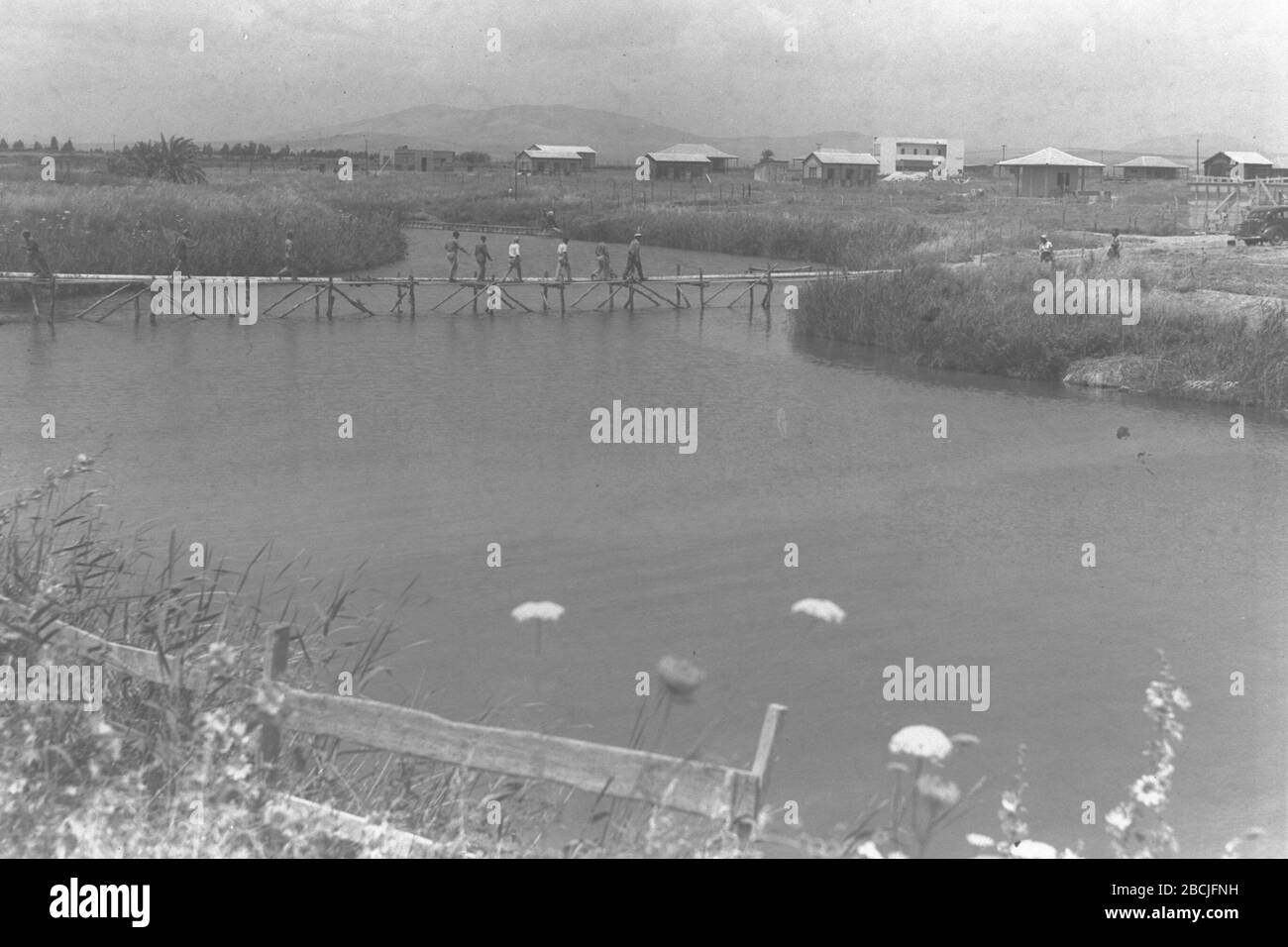 Espanol Kibbutz Tel Amal Miembros Caminando Por Un Puente Sobre Nahal Amal O E O Ss O E U U U I U U O O U E I I C U C U O U U U U U U E Ss O C E 1938 E 010