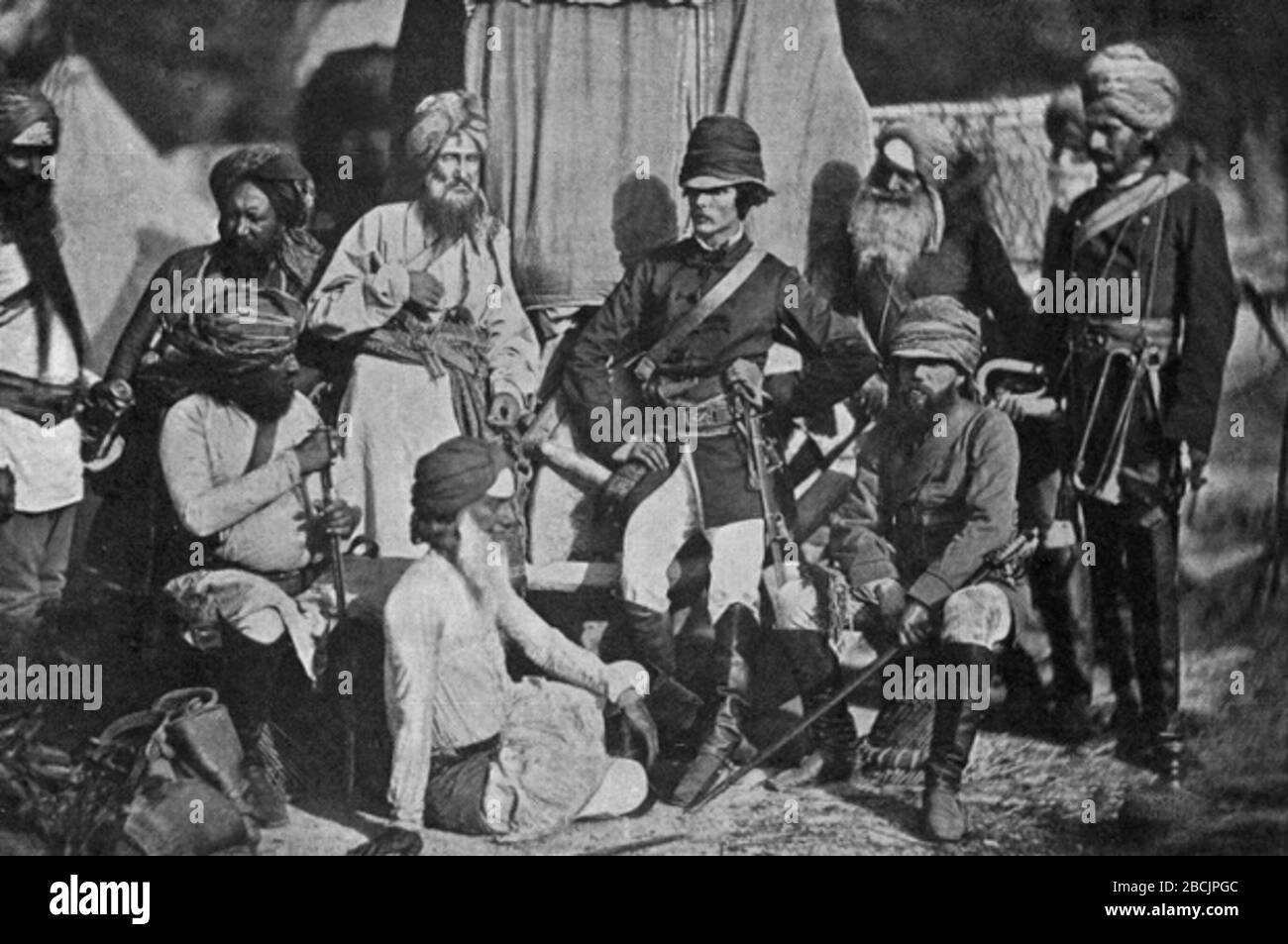 'Inglés: Teniente C.H. Mecham (centro) y el teniente cirujano Anderson (sentado, a la derecha), del regimiento británico de caballería de caballos Hodson, en la India durante la rebelión India de 1857. El regimiento fue levantado en respuesta específica a la rebelión.; fecha de 1857 QS:P,+1857-00-00T00:00:00Z/9,P1480,Q5727902; http://topyaps.com/45-must-see-photographs-that-bring-indian-history-back-to-life; Henry Guttmann; ' Foto de stock