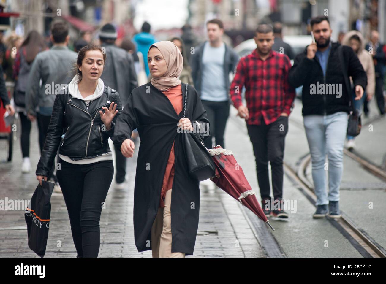 turcas en la avenida Istiklal, Estambul. Turquía Fotografía de stock - Alamy
