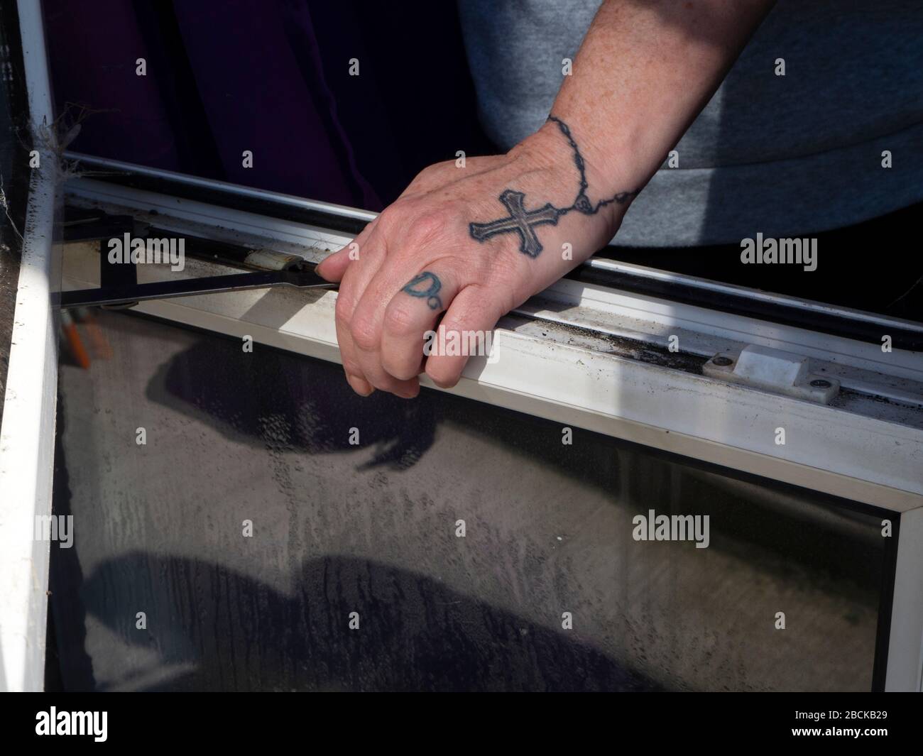 Tatuaje de anillo, cruz y cadena alrededor de los dedos muñeca y mano  Fotografía de stock - Alamy