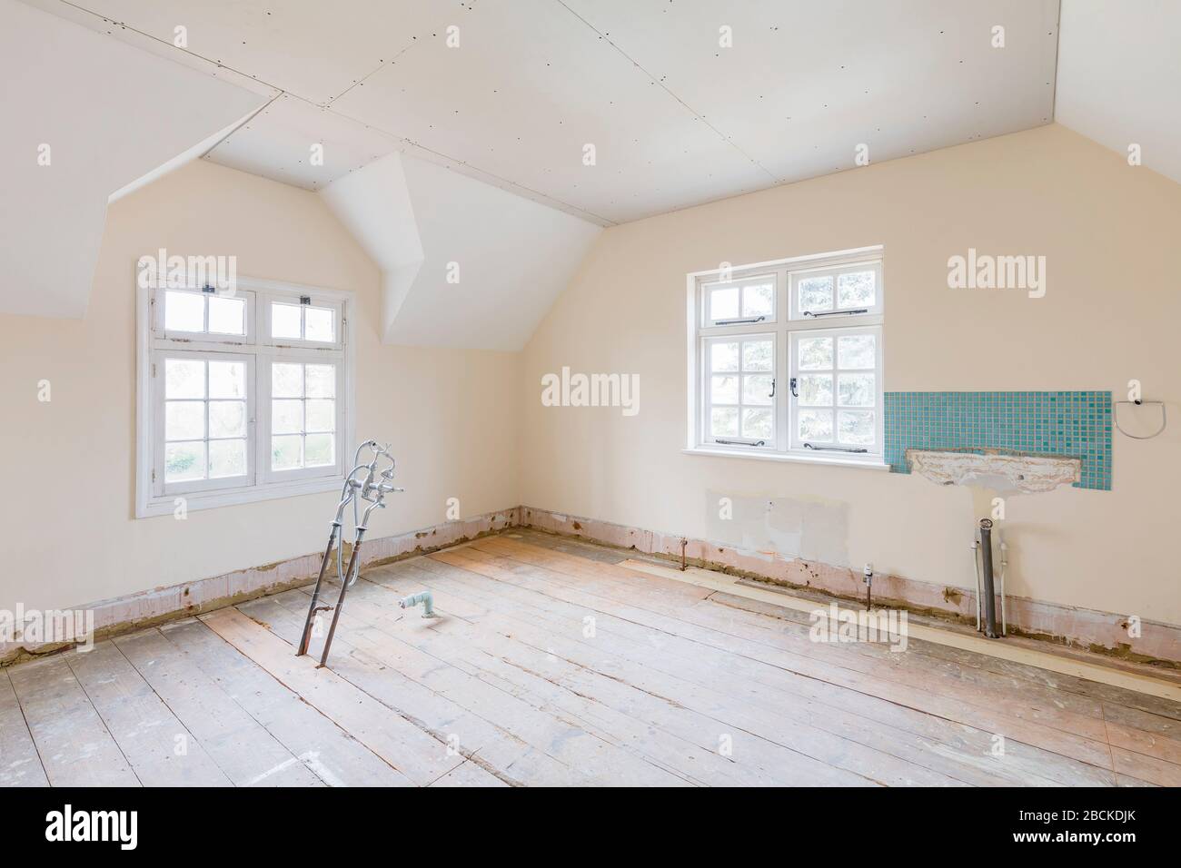 Renovación interior de la habitación antes de la remodelación e instalación de un baño, Reino Unido Foto de stock