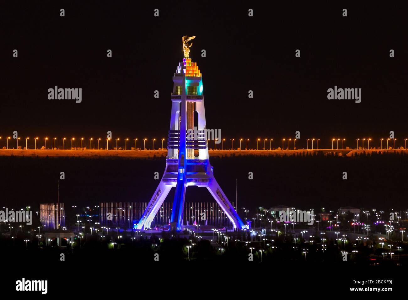 Monumento de neutralidad por la noche en Ashgabat, Turkmenistán
