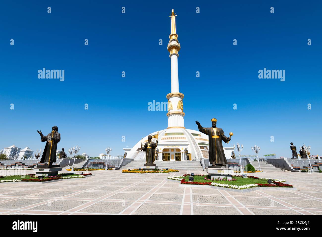 Monumento a la Independencia en Ashgabat, Turkmenistán con estatuas de bronce en honor a los héroes y líderes turcomanos. Situado en el Parque de la Independencia. Foto de stock