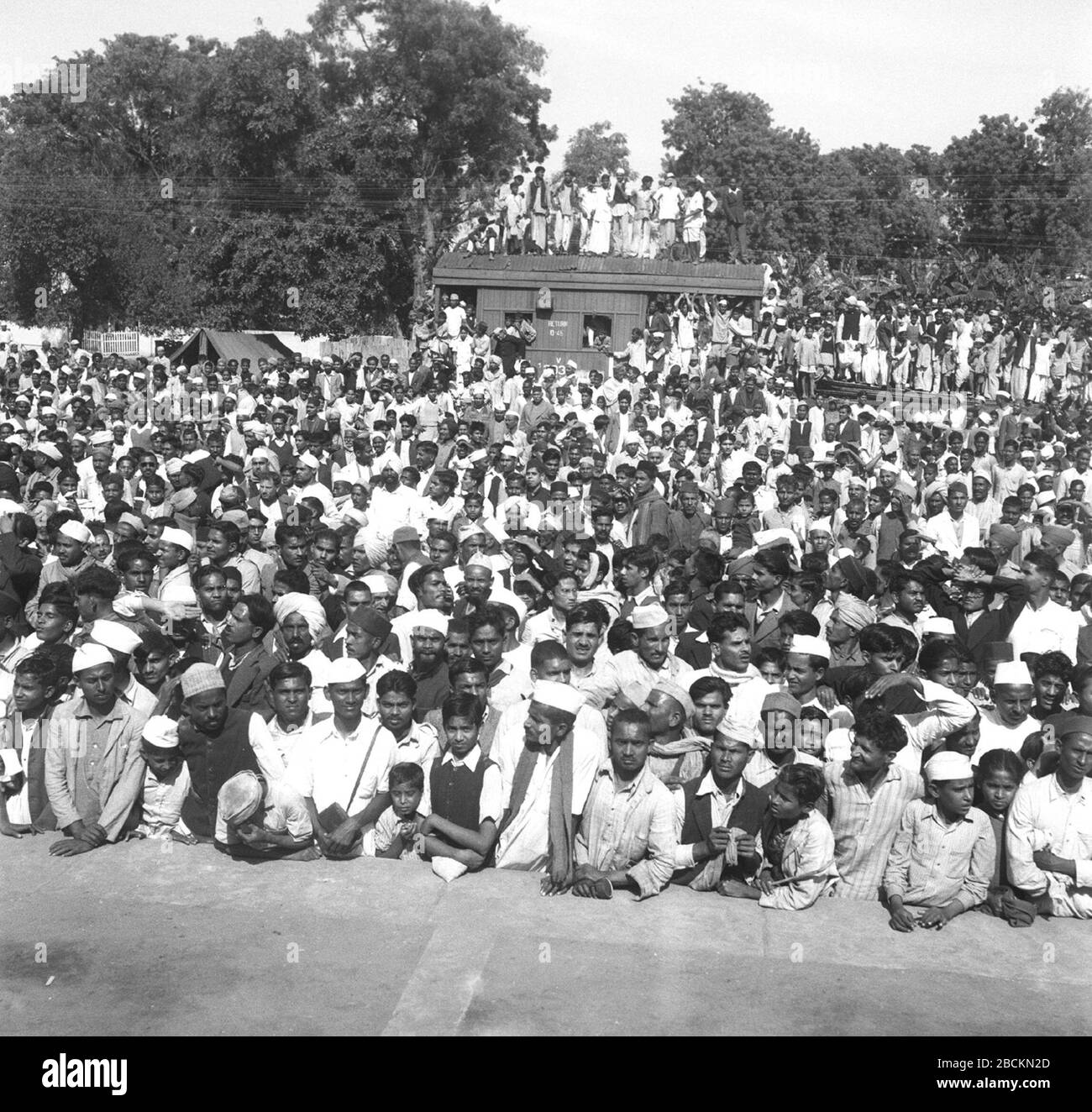 'Inglés: Cuando 'Ashti Especial', el tren especial que llevaba las cenizas de Mahatma Gandhi de Delhi a Allahabad para la inmersión en la Santa Ganga, llegó a las estaciones de intervención, la gente se reunió en gran número para rendir su homenaje a la memoria de 'Bapu'. Foto tomada de la multitud en la estación de Kanpur.; 31 de mayo de 2004, 18:09:03; http://photodivision.gov.in/IntroPhotodetails.asp?thisPage=1503; División de Fotografía, Ministerio de Información y Radiodifusión, Gobierno de la India; Foto de stock