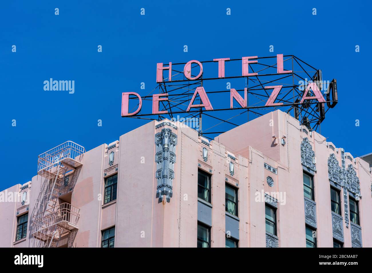 El Hotel de Anza seña en un edificio histórico Zig Zag Moderne, Art Deco,  en el centro de la ciudad más grande del área de la Bahía de San Francisco  - San