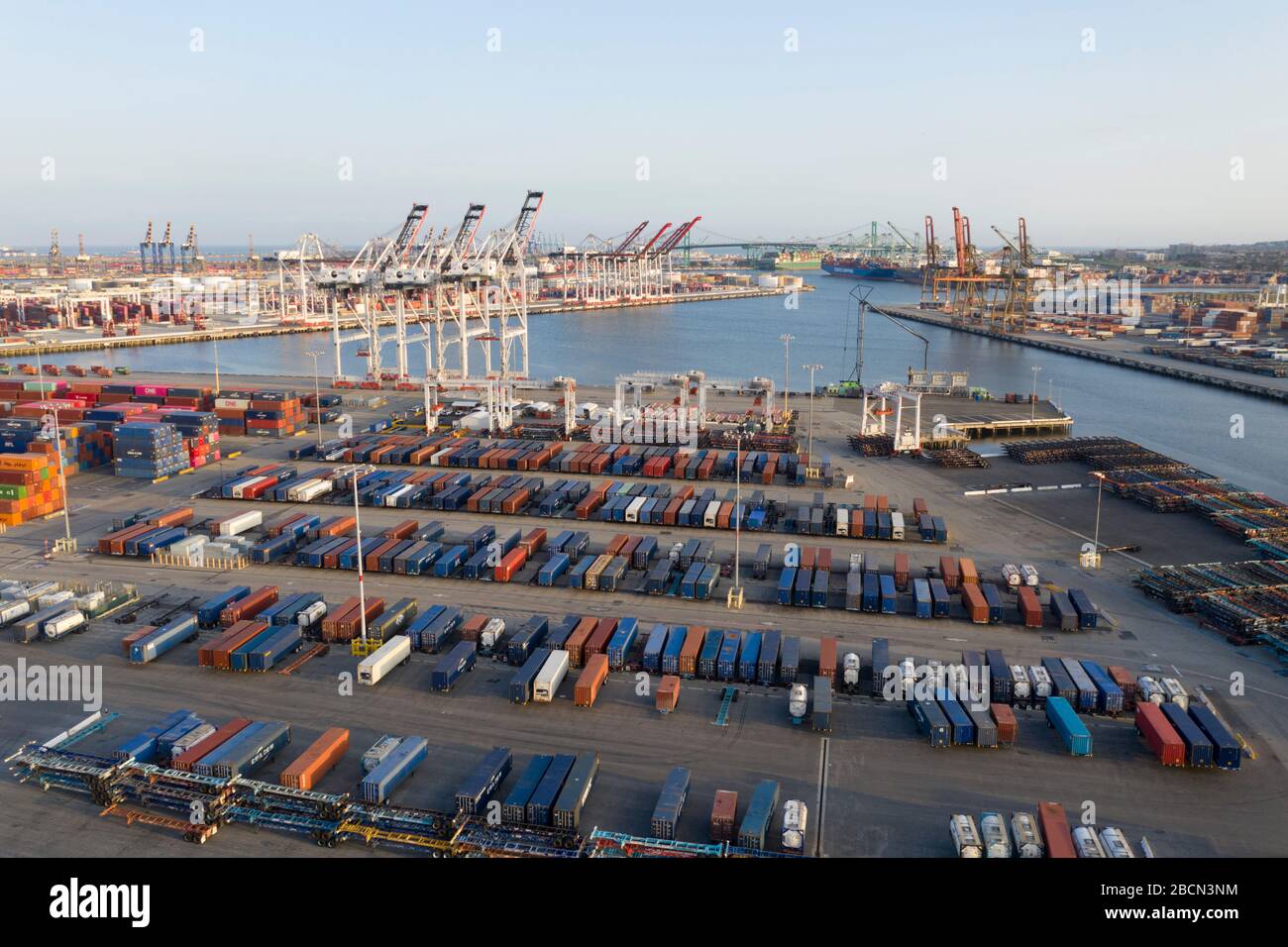 Vistas aéreas de los muelles de transporte de contenedores en el Puerto de los Ángeles Foto de stock