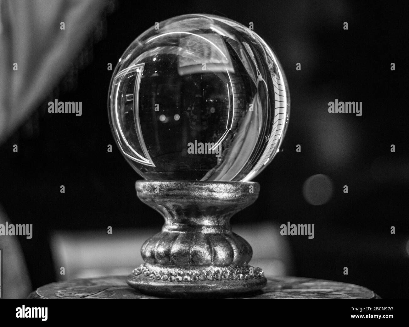Adivinación Por La Bola De Cristal Foto de archivo - Imagen de negro,  mascota: 111921244