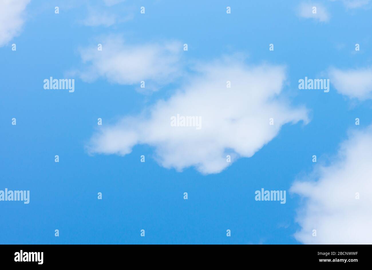 Cielo azul con nubes de luz blanca volando Foto de stock