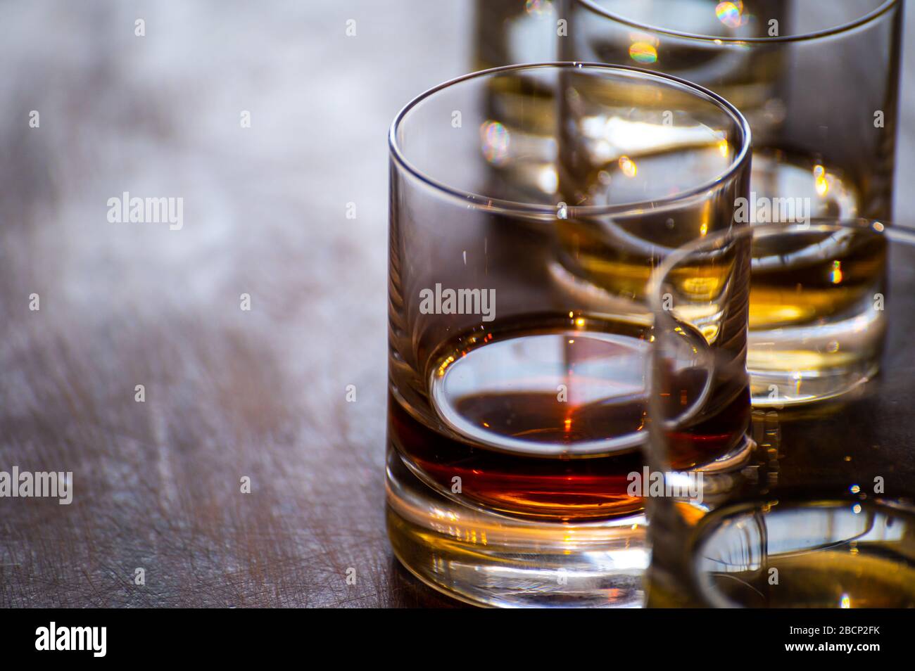 Degustación de vuelo de whisky escocés de vasos de vaso en el antiguo pub de Edimburgo, Escocia, Reino Unido, de cerca Foto de stock