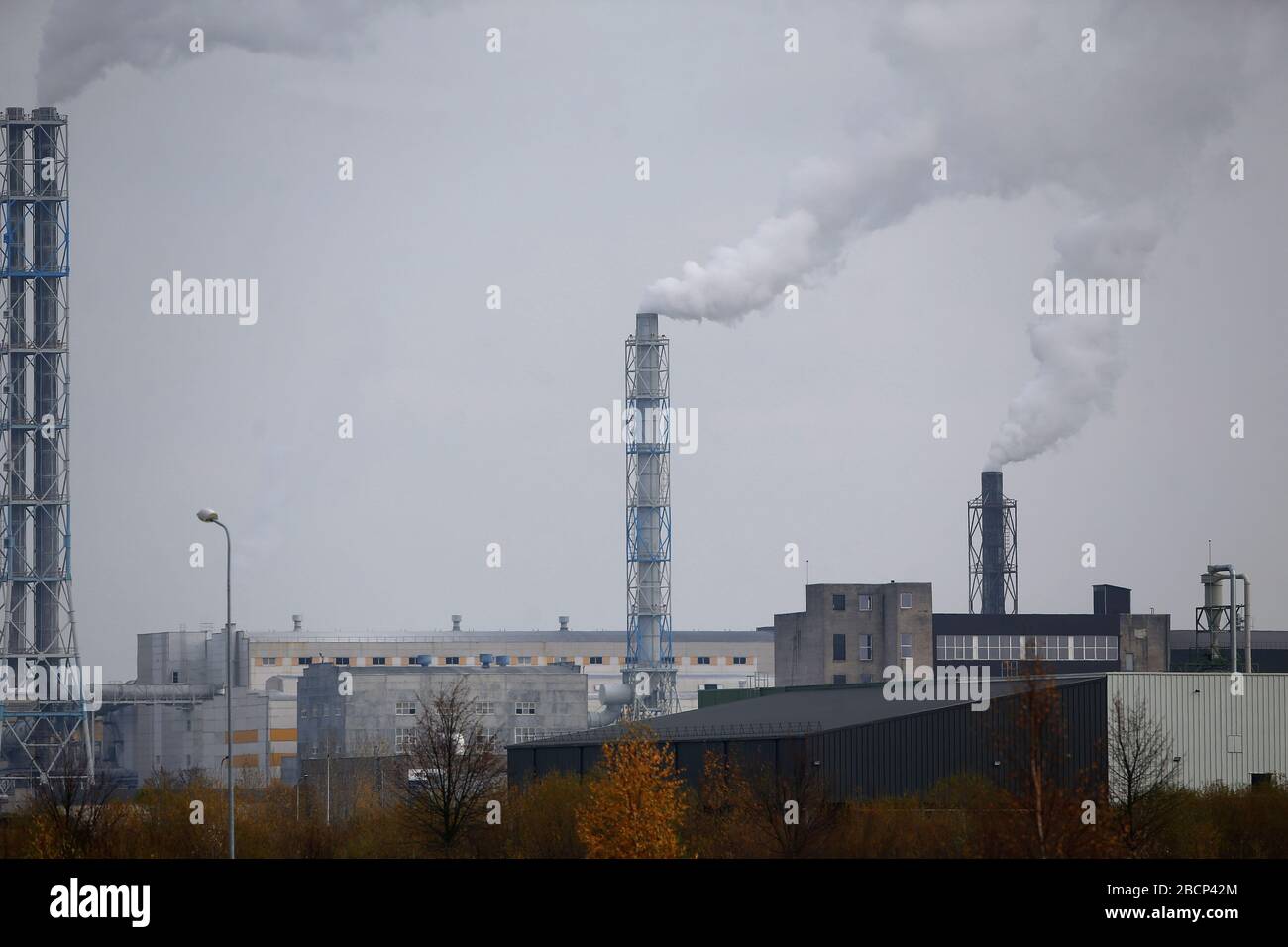 Fábrica con chimeneas de humo en nublado, Lituania, Kedainiai Foto de stock