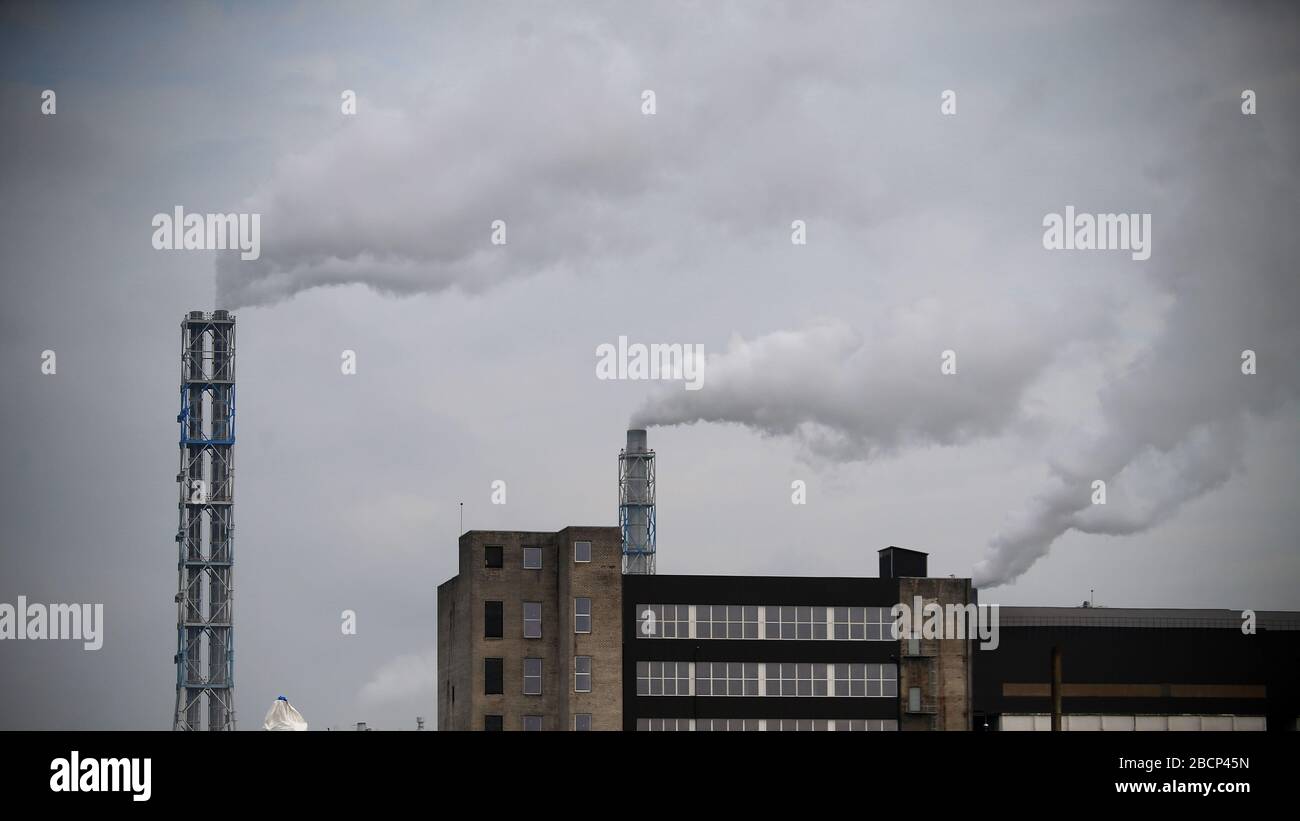 Fábrica con chimeneas de humo en nublado, Lituania, Kedainiai Foto de stock