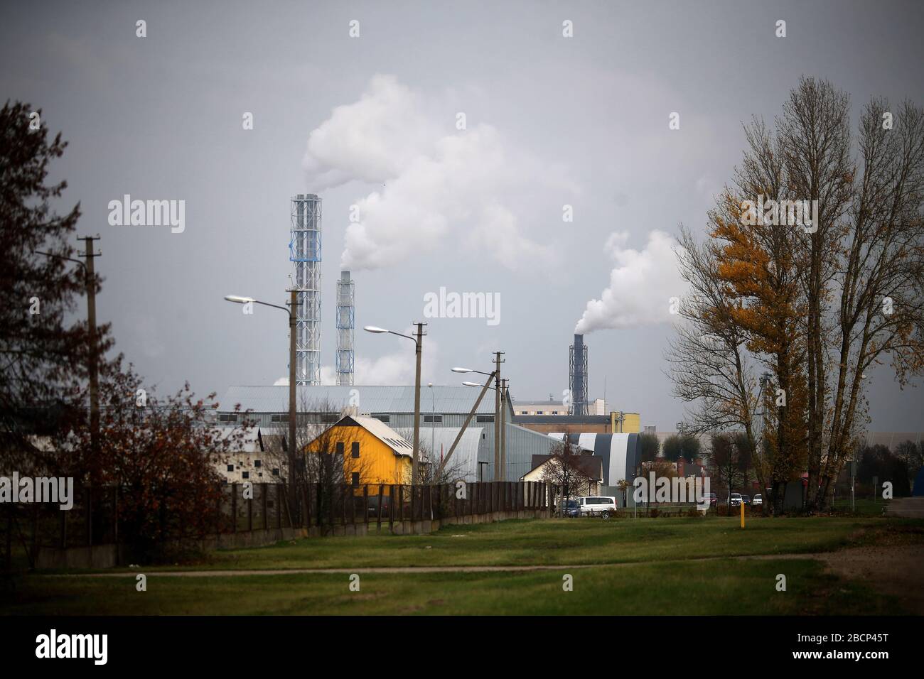 Fábrica con chimeneas de humo en nublado, Lituania, Kedainiai Foto de stock