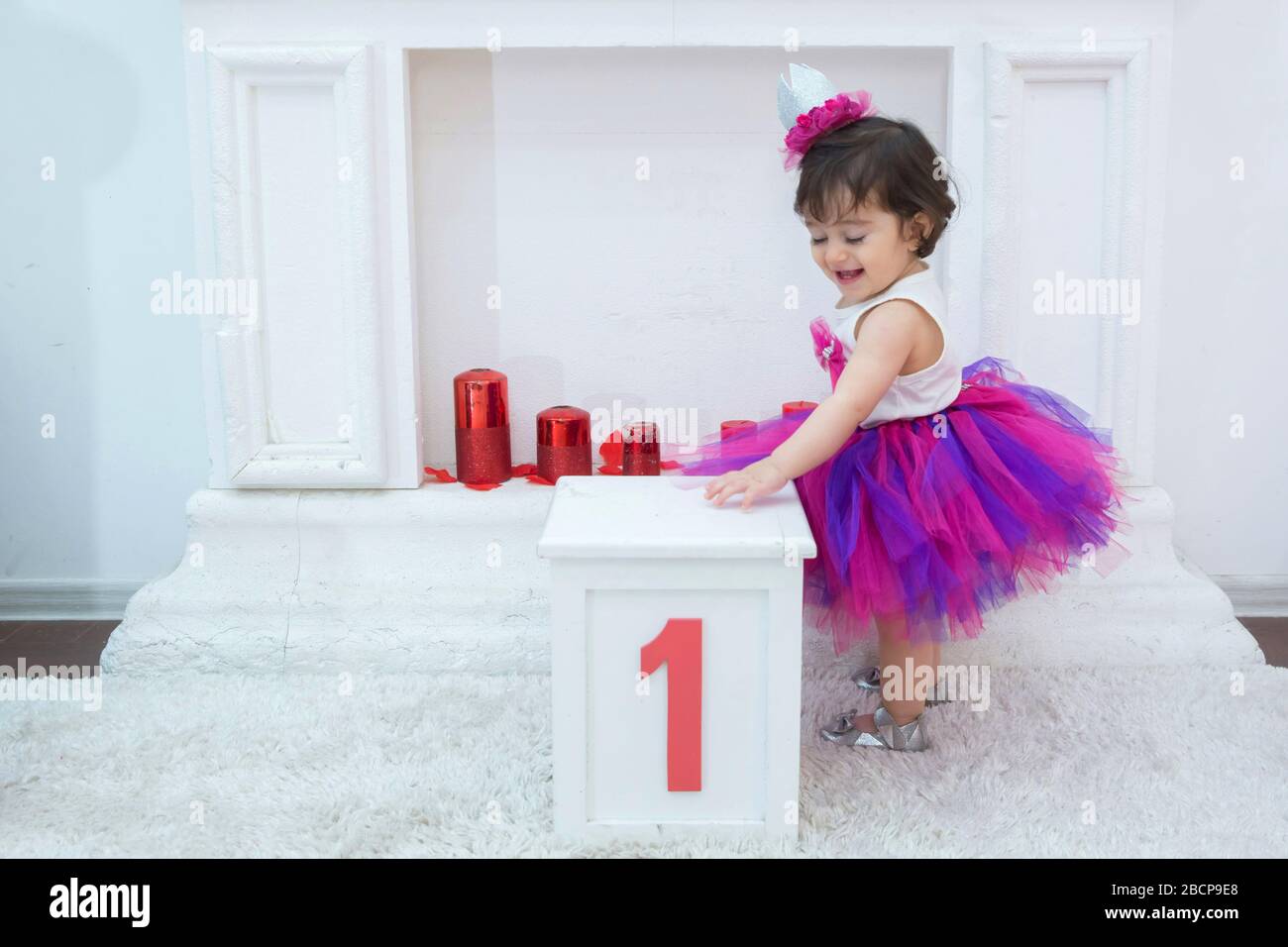 La decoración interior de un niño cumpleaños es de 1 año en Adornos para el primer de la niña. Fiesta para niña. Número uno en el fondo . Bakú Fotografía