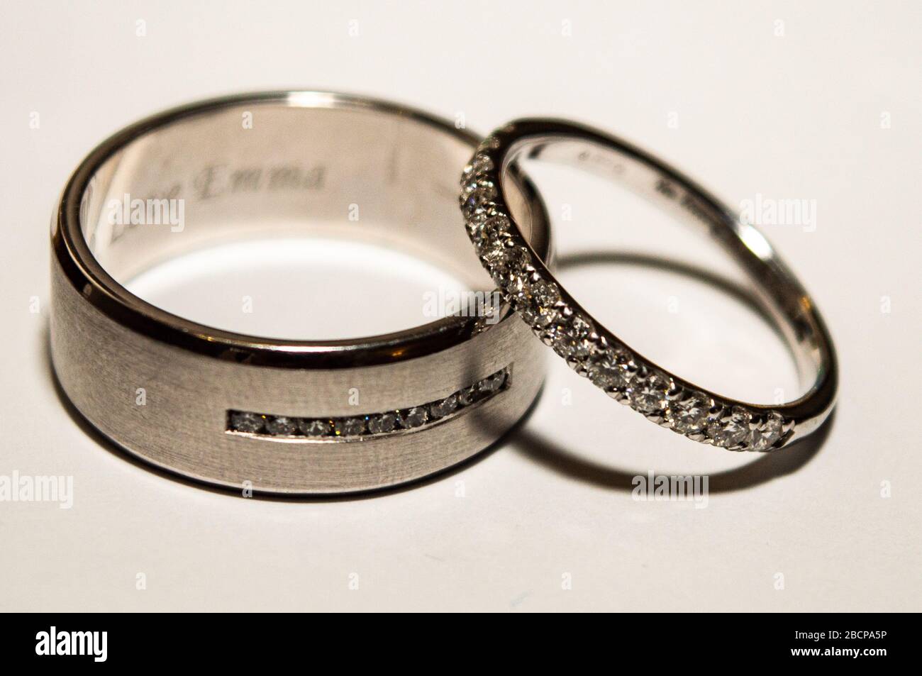 Anillos de boda incrustados de diamante sobre un fondo blanco liso  Fotografía de stock - Alamy