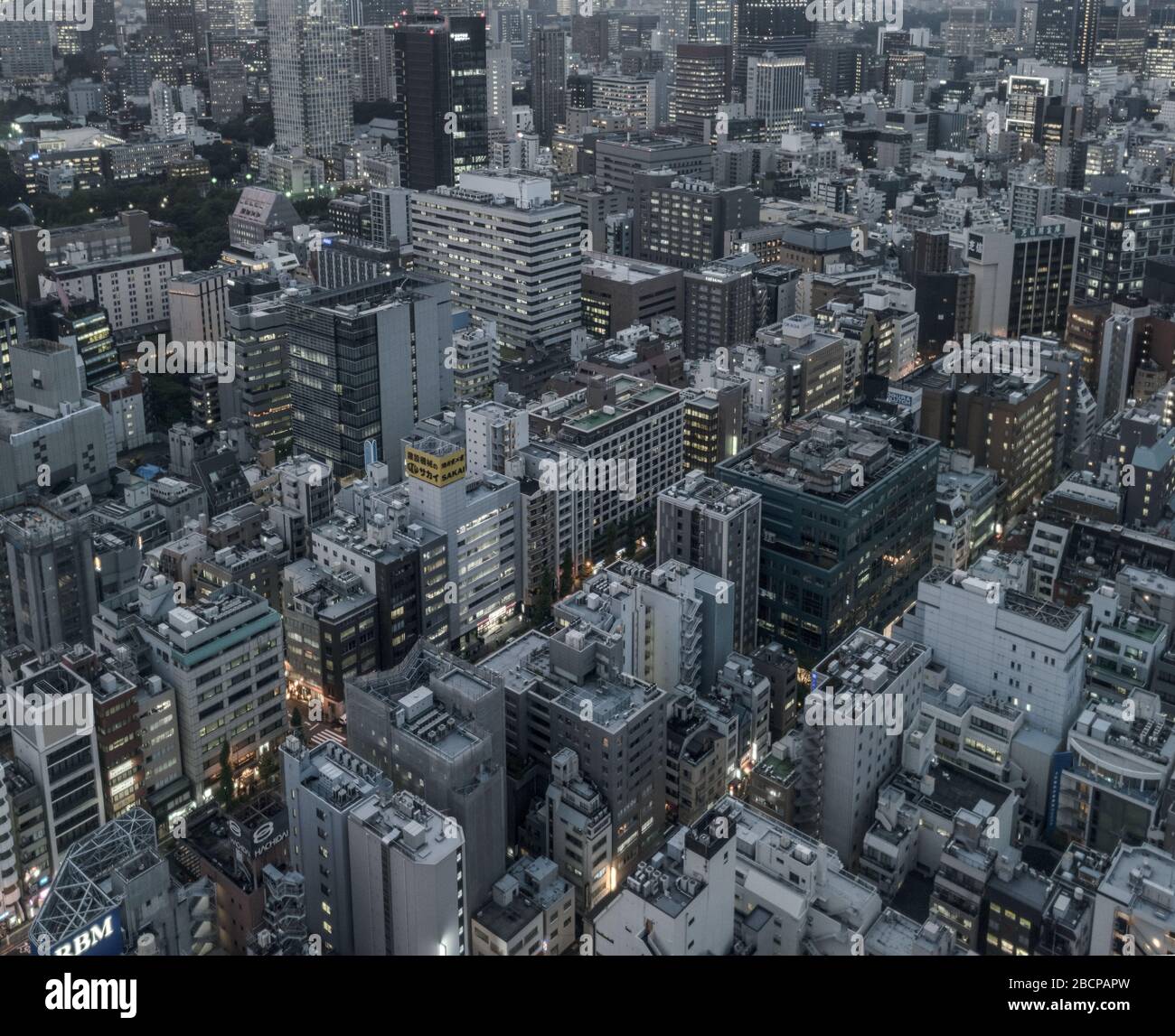 Tokio, Japón - 27 de septiembre de 2018: Vista al atardecer del paisaje urbano de Tokio desde el observatorio del edificio del World Trade Center Foto de stock