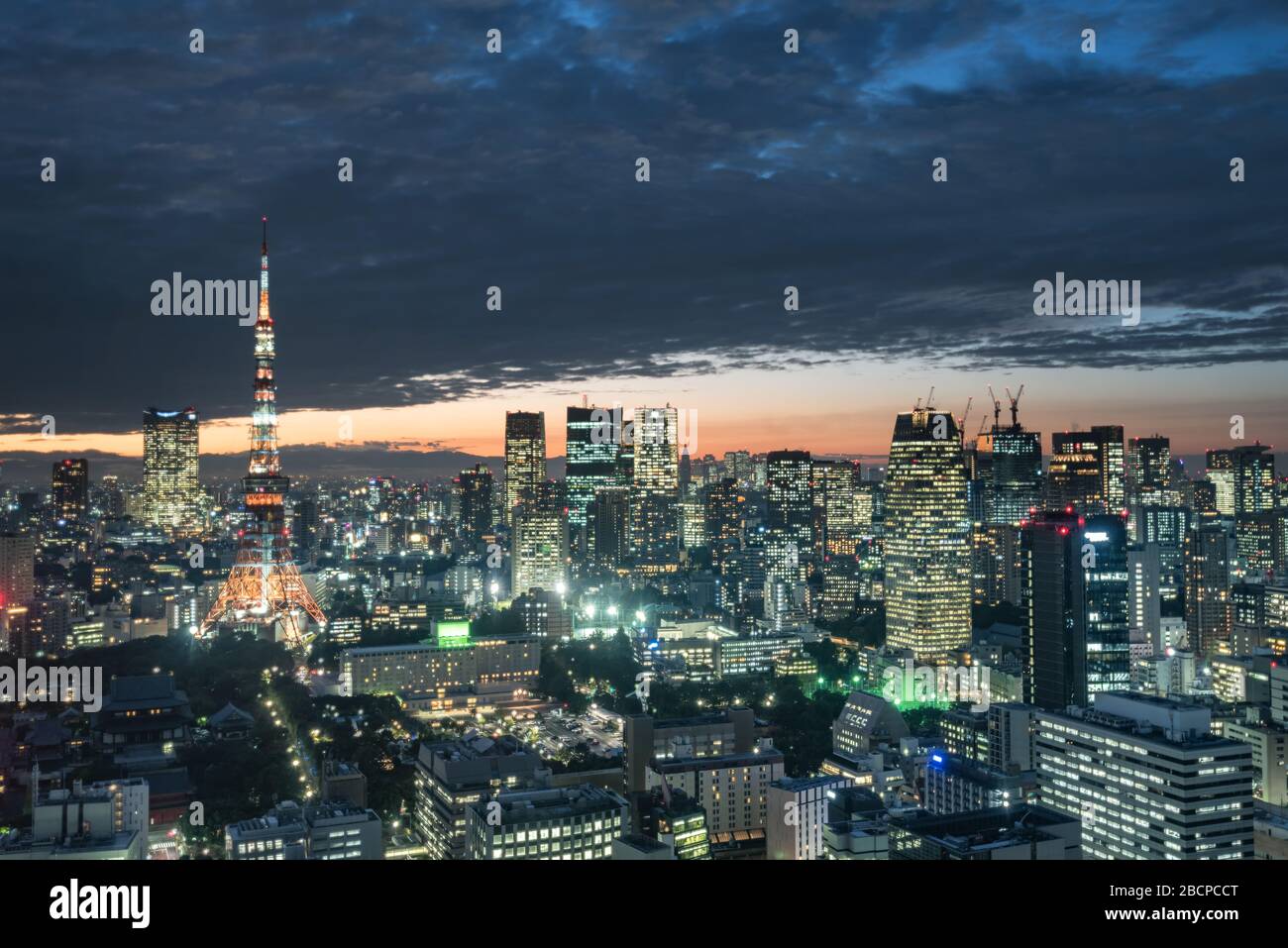 Tokio, Japón - 27 de septiembre de 2018: Vista al atardecer del paisaje urbano de Tokio desde el observatorio del edificio del World Trade Center Foto de stock