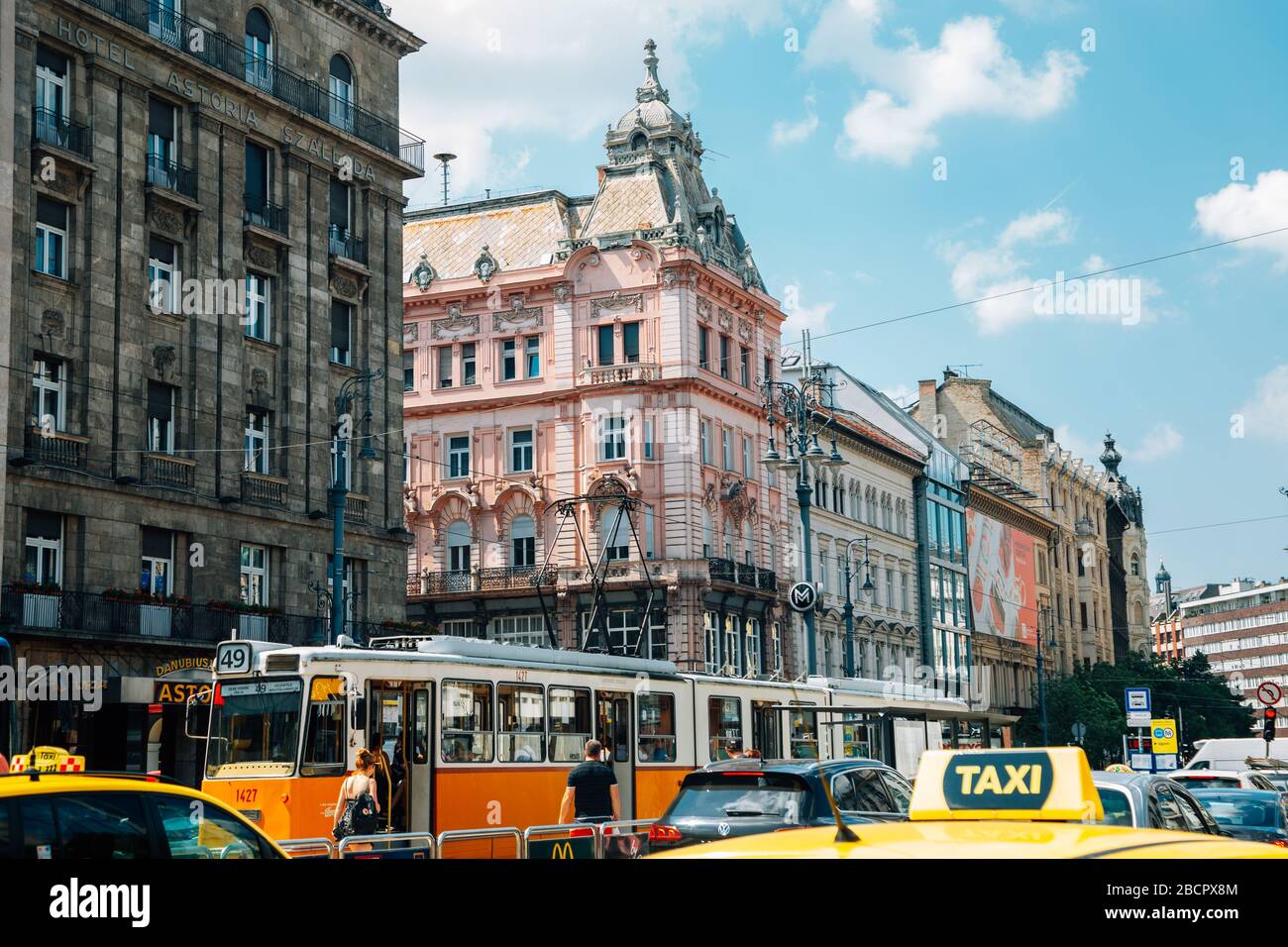 Budapest, Hungría - 25 de junio de 2019 : Pest distrito Karoly krt calle, edificios antiguos y tranvía Foto de stock