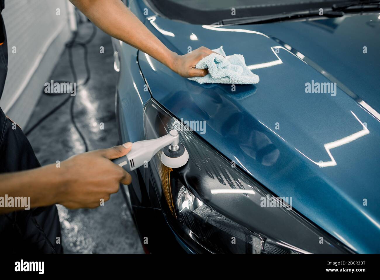 Hombre trabajando para pulir, recubrimiento de coches. El pulido del coche  ayudará a eliminar los contaminantes en la superficie del coche.encerar el  coche superficie c Fotografía de stock - Alamy